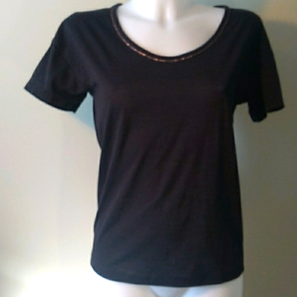 CUTE AND COMFY BLACK TEE WITH KEYHOLE BACK TRIMMED WITH HOLD THREAD. NWOT